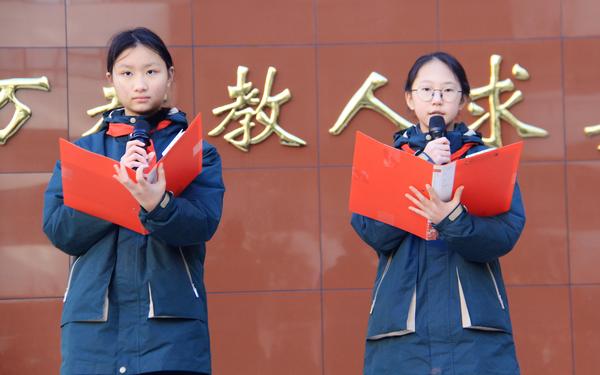 5梁若萱和郭亦婷同学进行国旗下演讲